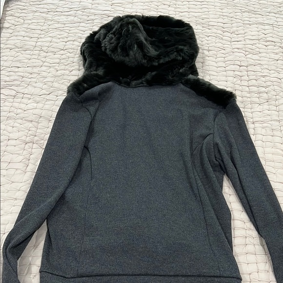 Chic Black Faux Fur Jacket - Picture 4 of 5